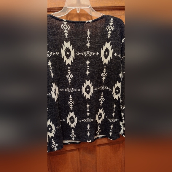 BiBi Hidden Wonder Aztec print top - Picture 2 of 4
